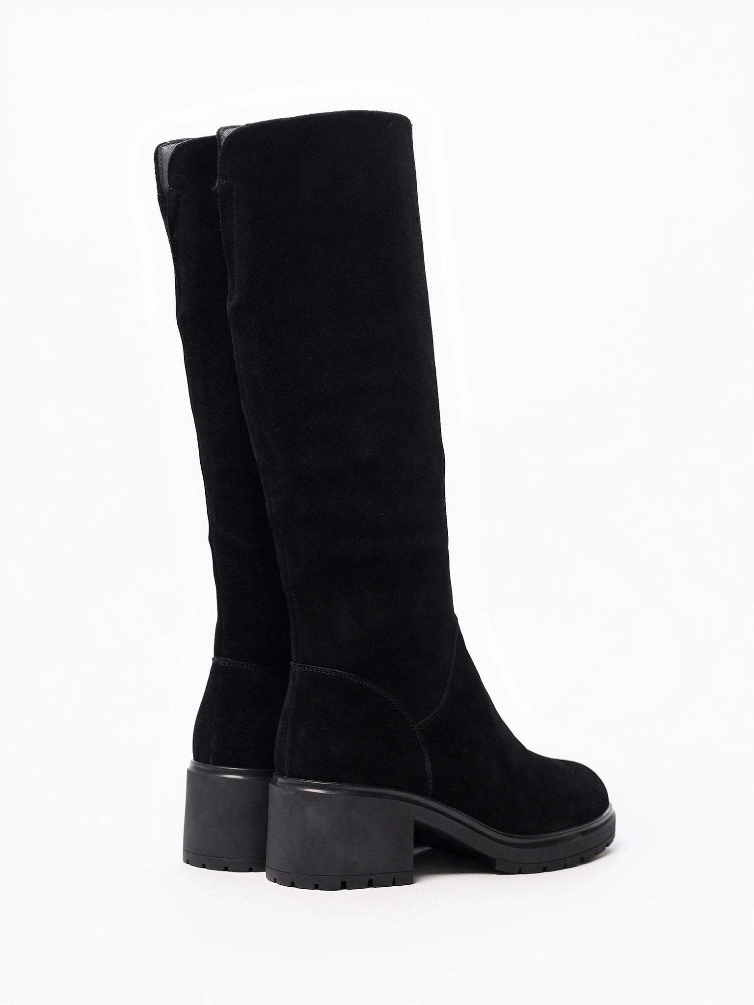 Сапоги черного цвета из натуральной замши на высоком каблуке